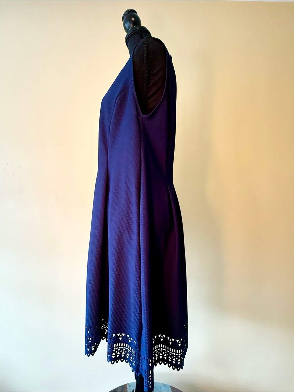 Monteau LA Women’s Sleeveless Dress with laser cut hem Navy Blue 2X A-line Midi - Picture 3 of 10
